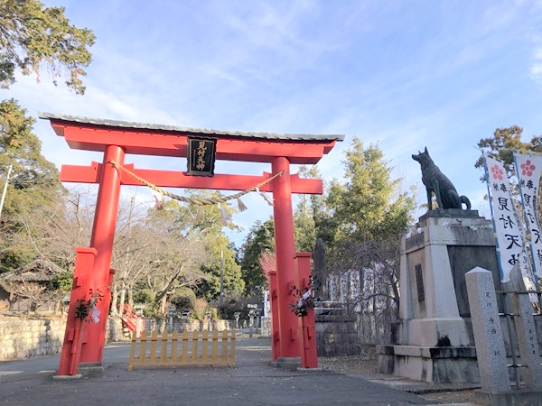 見付天神の鳥居としっぺい太郎像