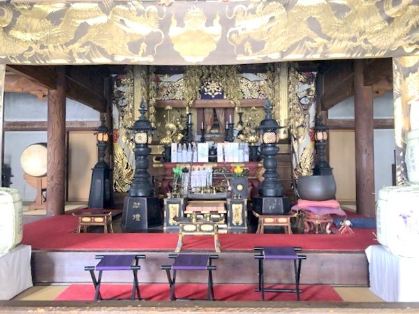 成田山薬師寺の本堂内部