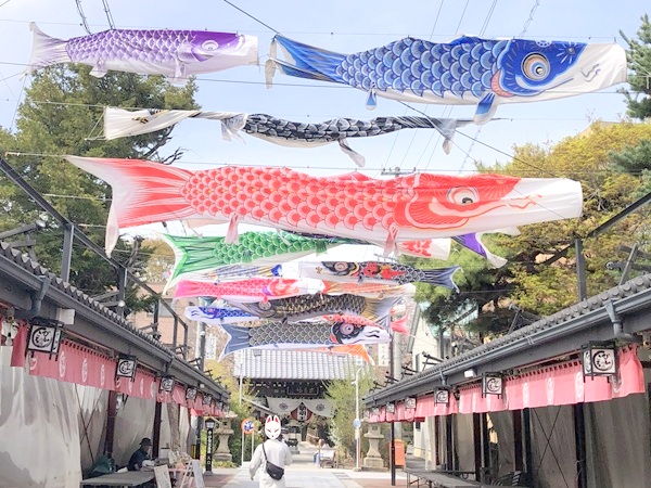 ぴんころ地蔵前の鯉のぼりと仲見世通り