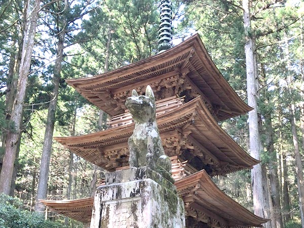 光前寺の早太郎像と三重塔