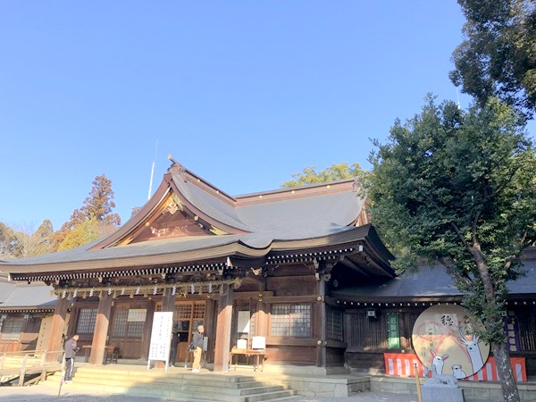 砥鹿神社の里宮本殿を斜めから
