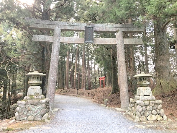 本宮山の奥宮のグレーの鳥居