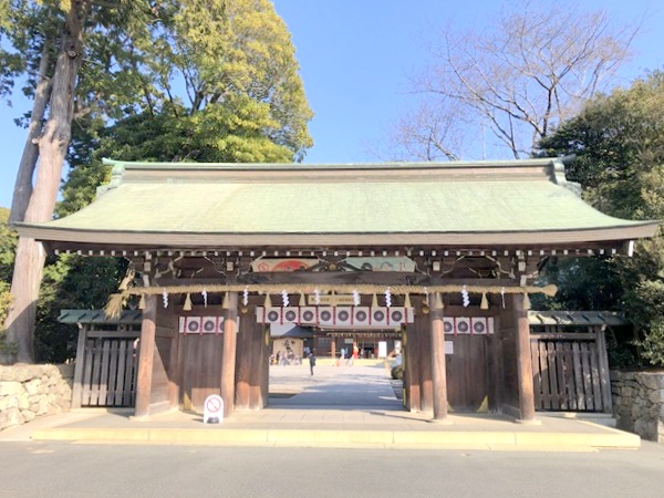 砥鹿神社の里宮の表神門