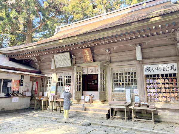 砥鹿神社の奥宮の本殿を少し横から