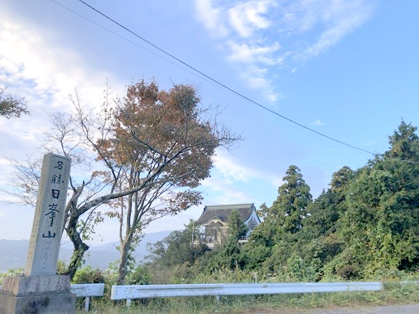日峰神社の駐車場から見た本殿