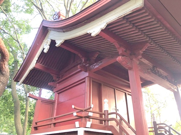 金長神社の本殿を左横から