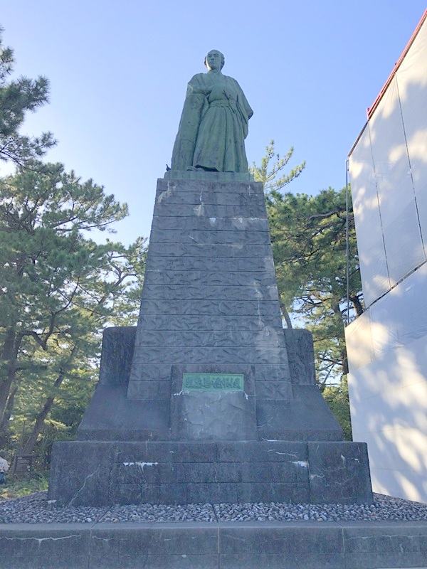 桂浜の坂本龍馬像の全身と台座
