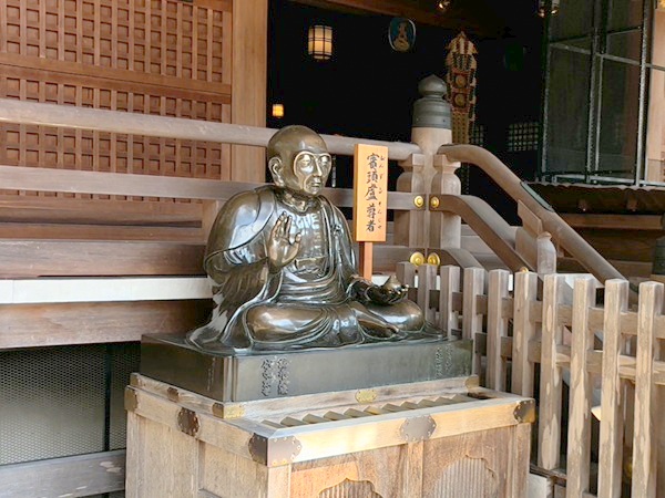 清荒神清澄寺の本堂前のびんずるさん像