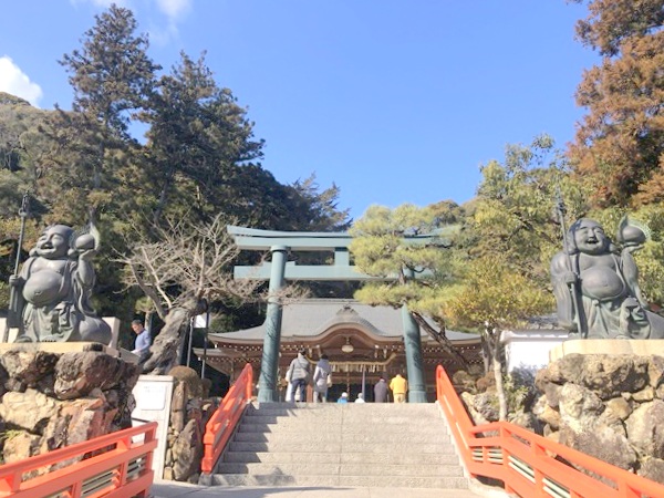 清荒神清澄寺の火の神様の拝殿と鳥居と赤い橋