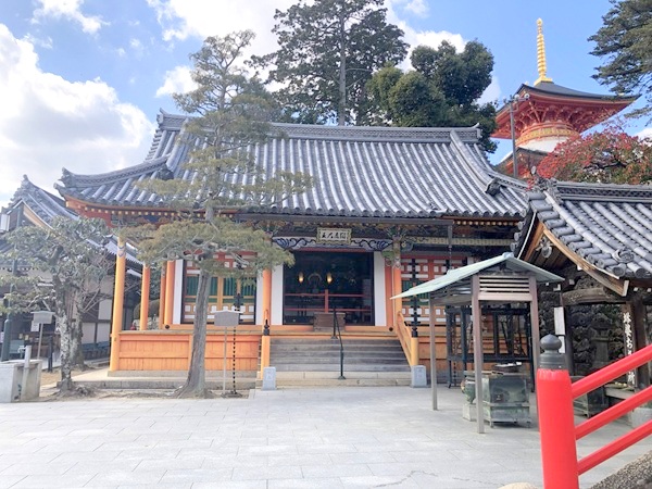 中山寺の閻魔堂全景