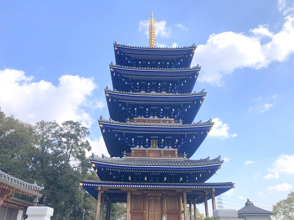 中山寺の青龍塔の全景アップ