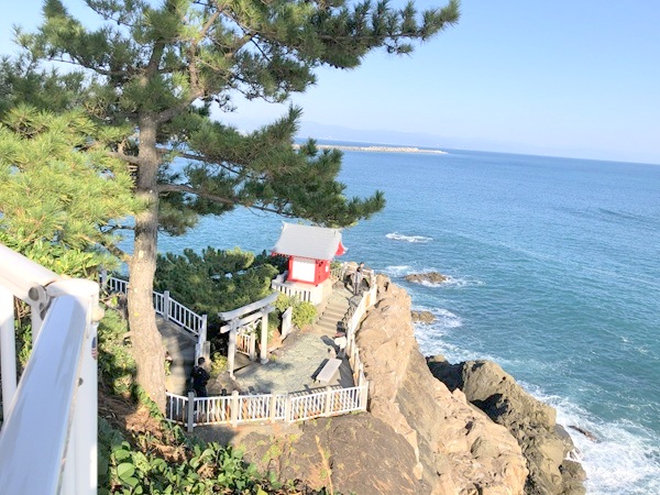 海津見神社のお社と海の絶景