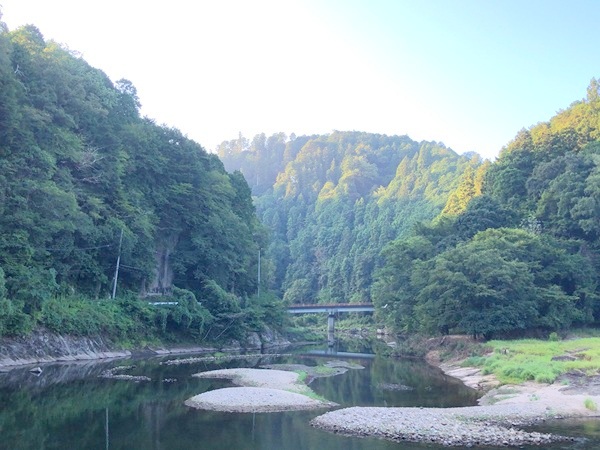 大黒天磨崖仏の周囲の宇田川と景観