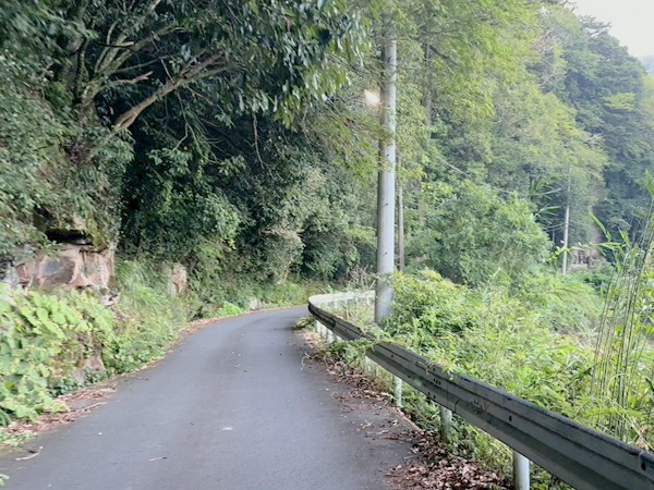 大黒天磨崖仏へ向かう道路の風景