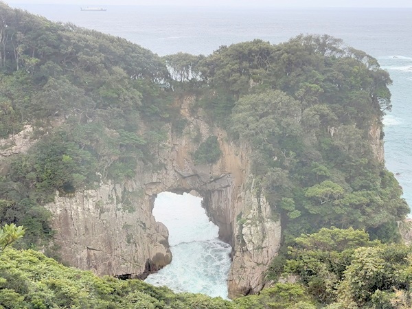 万次郎足湯の窓から見る白山洞門のアップ