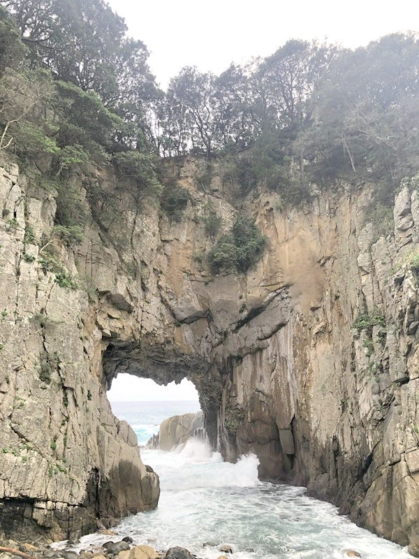 白山洞門を下から見上げる全景