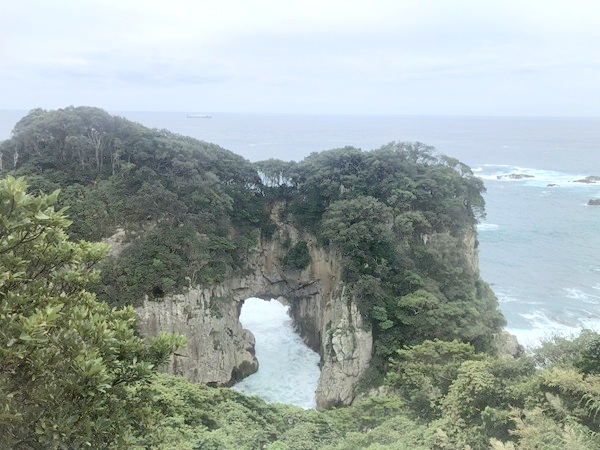 万次郎足湯の建物内からの白山洞門