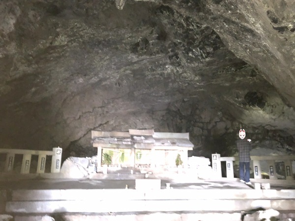 御厨人窟の奥、五所神社
