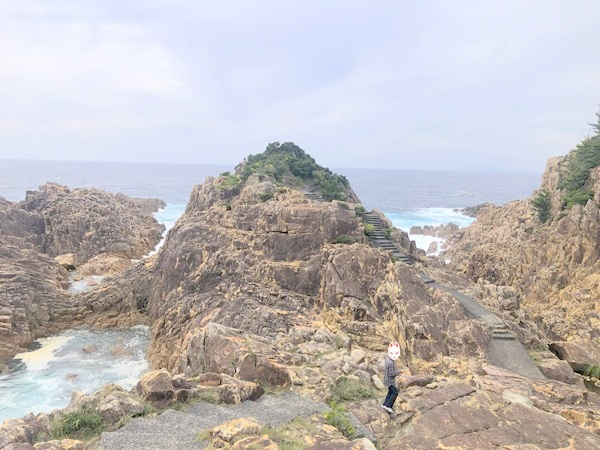 高知県の足摺岬の龍宮神社の全景アップ