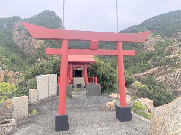 高知県の龍宮神社の赤い鳥居と本殿