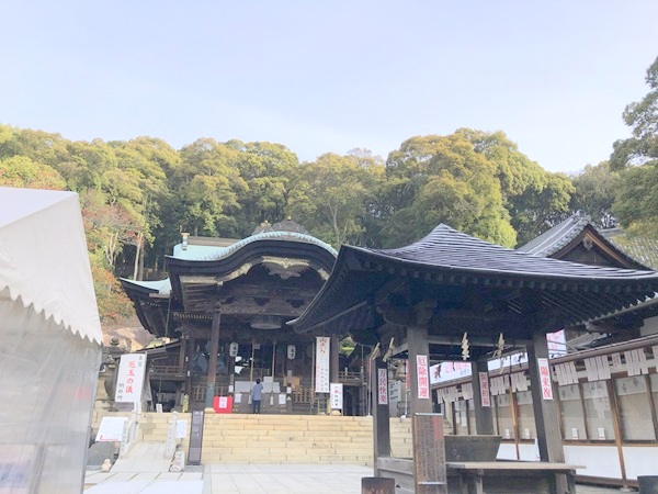 由加神社本宮の本殿が見える境内
