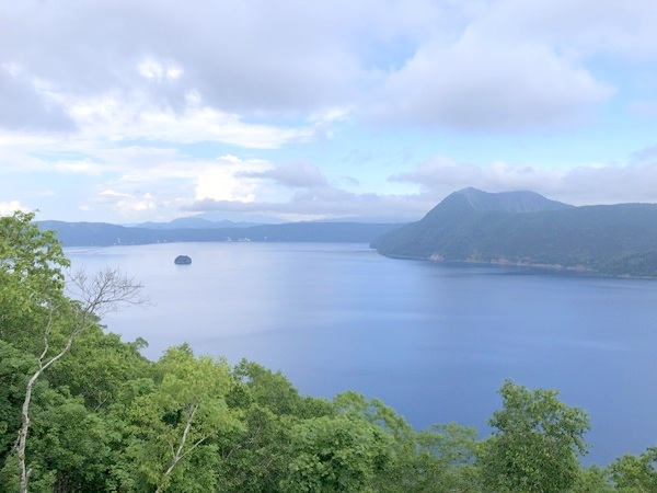 晴れた日の摩周湖と青い湖面