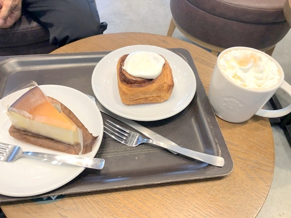 北見スターバックスのシナモンとチーズケーキ
