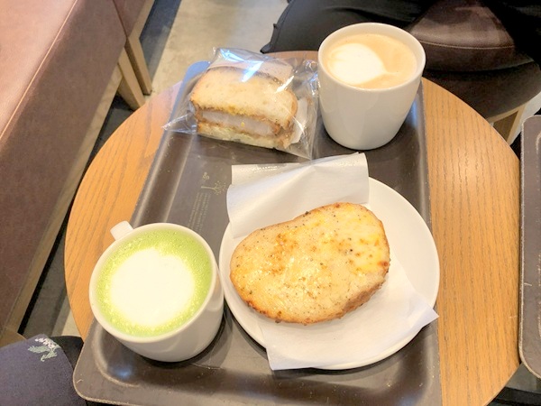 北見スタバのカツサンドとコーヒー