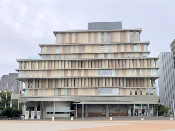 オーテピア高知図書館の外観全景